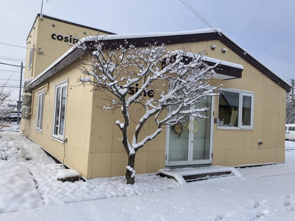「冬の訪れを感じる朝、雪景色が日常を彩る」