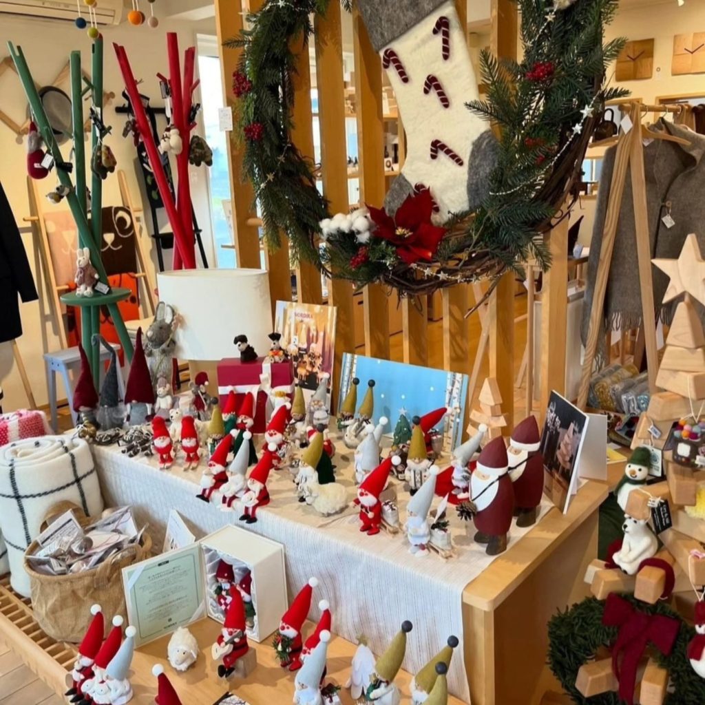 「クリスマスムード漂う店内で、地域の魅力も発信中！」