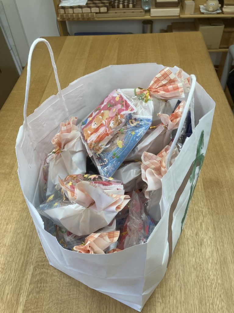 「心温まるクリスマスプレゼントと冬の風景」