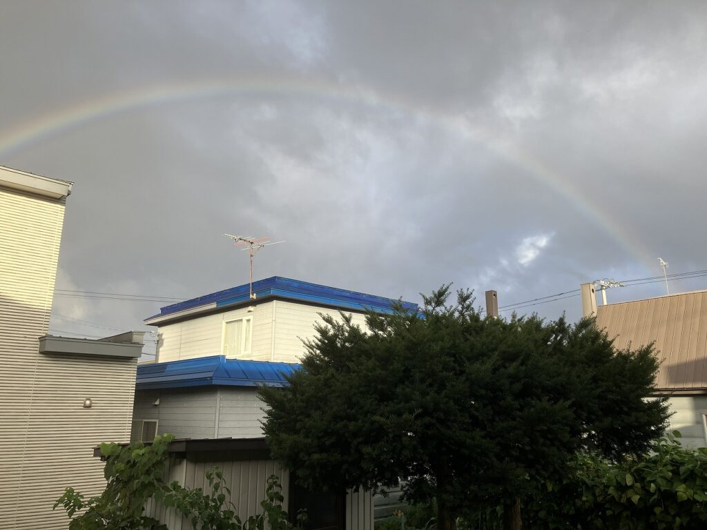 「朝の虹と、50年ぶりの再会の声」