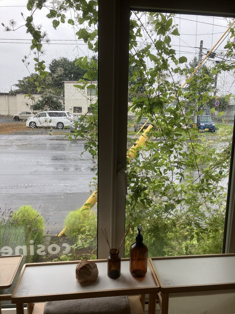 雨音とともに感じる秋の深まり