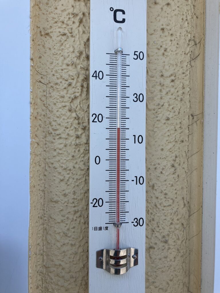 「秋の陽ざしと木の温もりに包まれて」