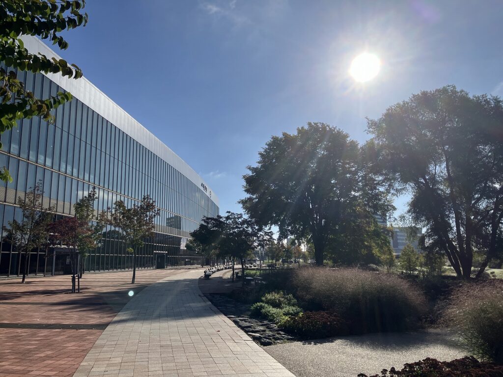 旭川駅に広がる秋と家具のある風景