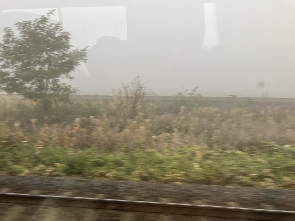 🌫️霧の朝に始まる、札幌への一日 ― 北海道ビジネスEXPOへ ―