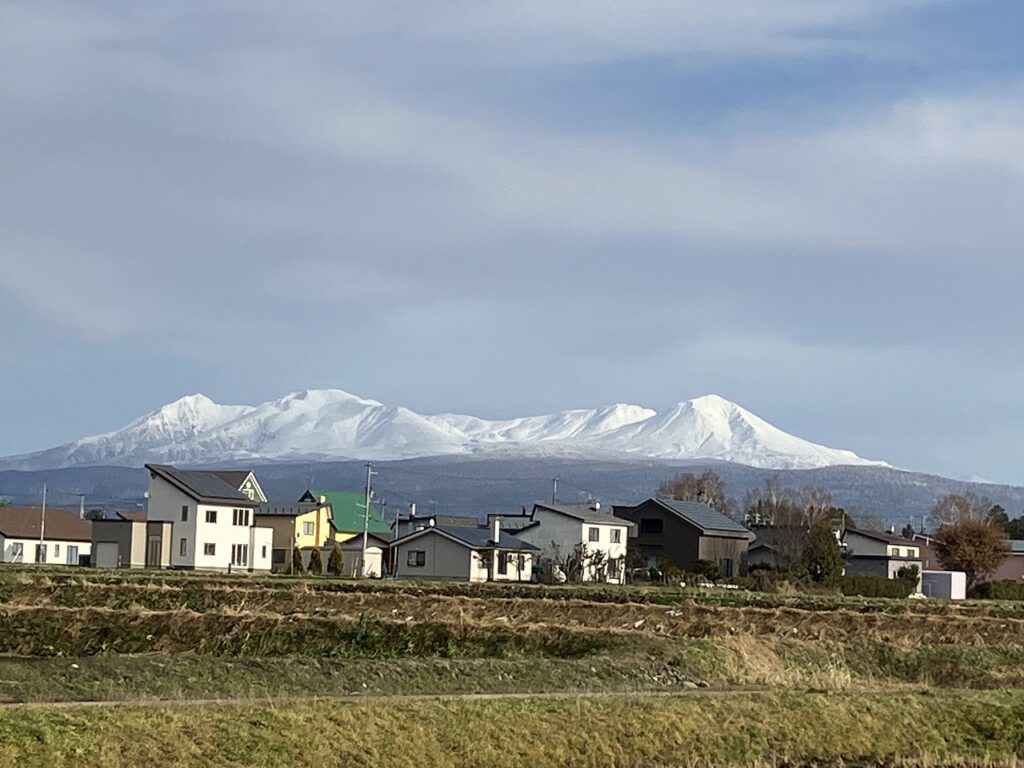 白い大雪山に見守られて。今日も工房では丁寧に