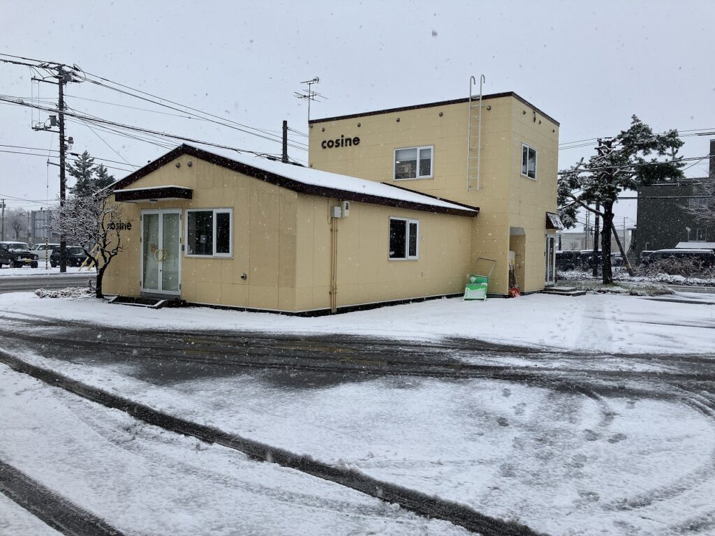 ❄️ふわりと雪の朝。コサインにも冬がやってきました☃️✨