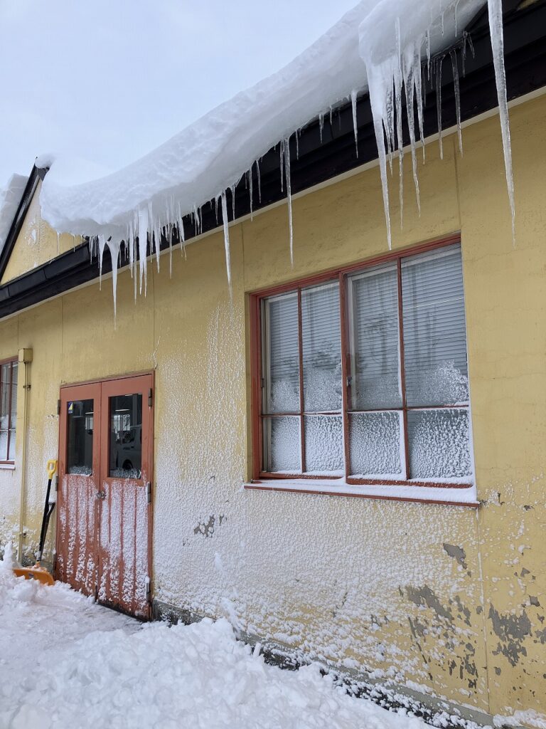 雪の季節も、心はあたたかく。灯りと木のぬくもりがつなぐ、コサインの冬時間🕯️❄️