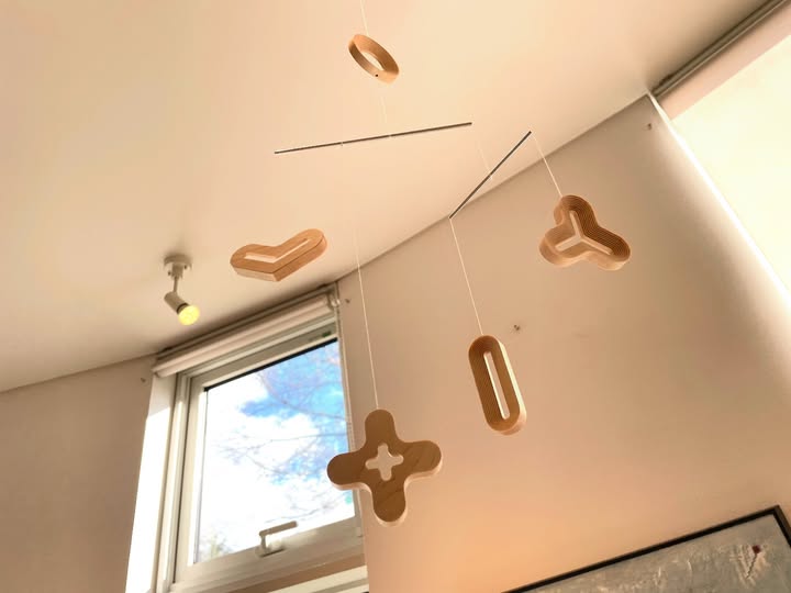 「青空に包まれた冬の朝。コサインで迎える“心ほぐれるひととき” ❄️☀️」